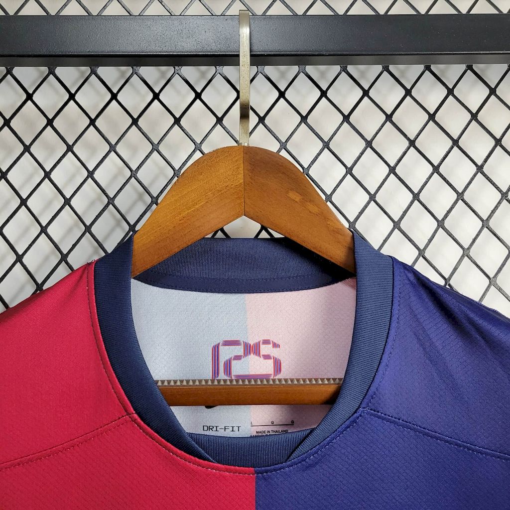 Camiseta FC Barcelona 24/25 Local Sponsor Coldplay - detalle de la manga