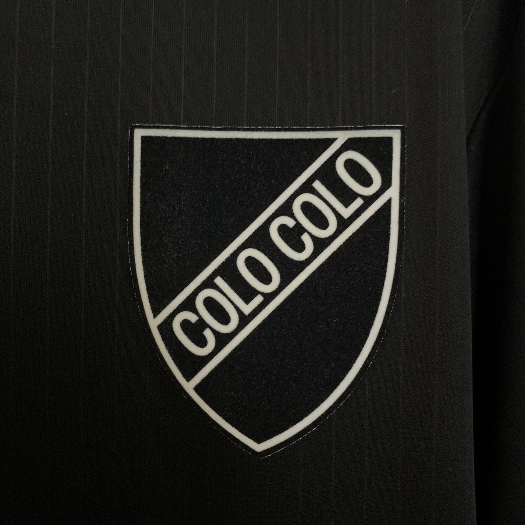 25∕26 Colo Colo 100th Anniversary Black - detalle de la manga