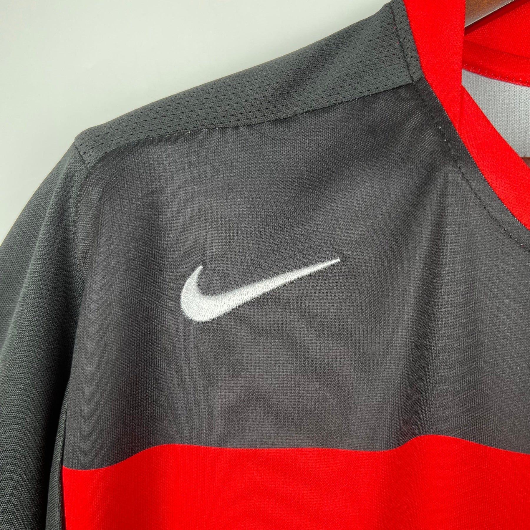 Camiseta Flamengo Retrô 2002 Vermelha e Preta - detalle del cuello