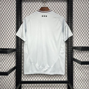 Ajax 24∕25 Thirds Away - vista frontal