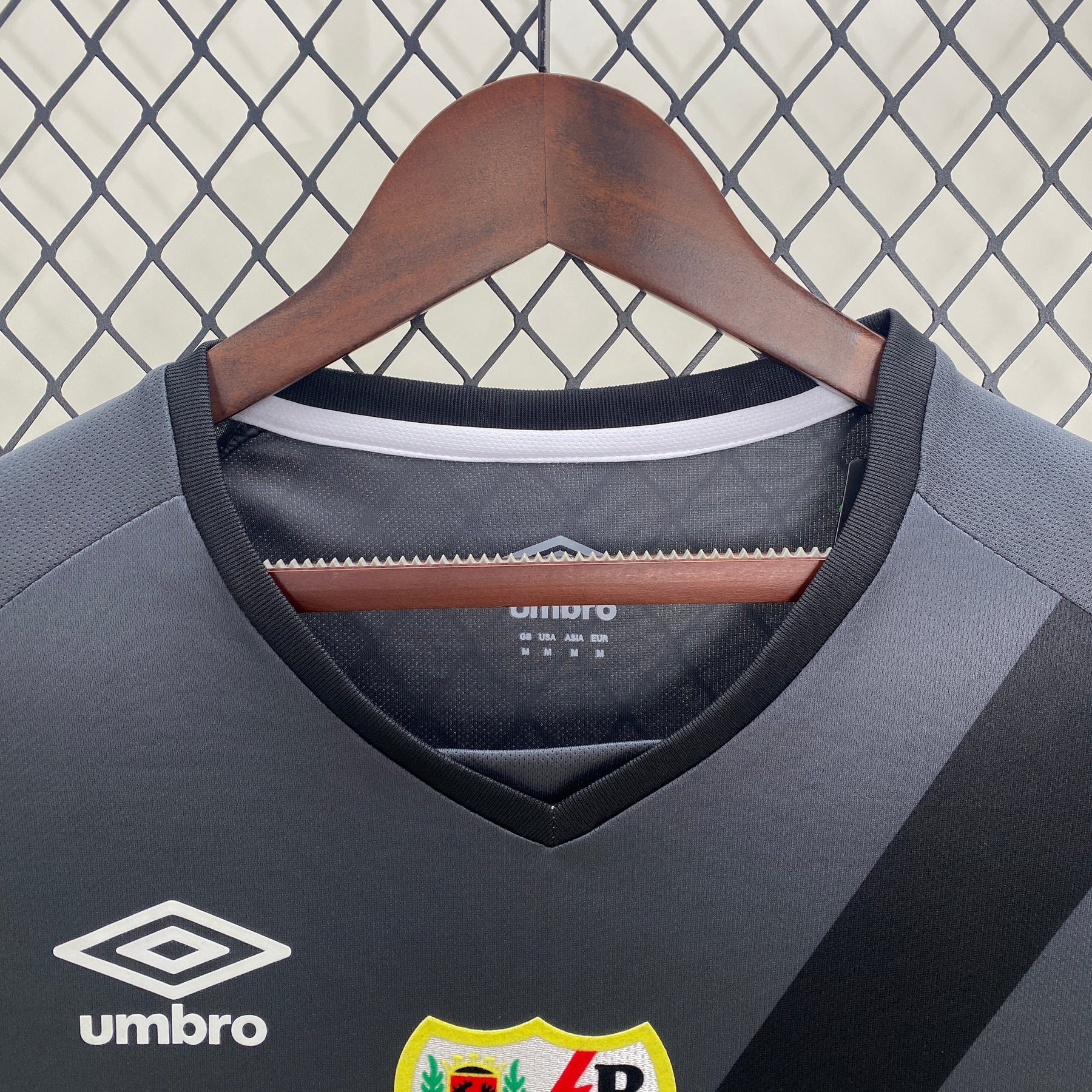 Camiseta do Rayo Vallecano 24/25 third - detalle de la manga