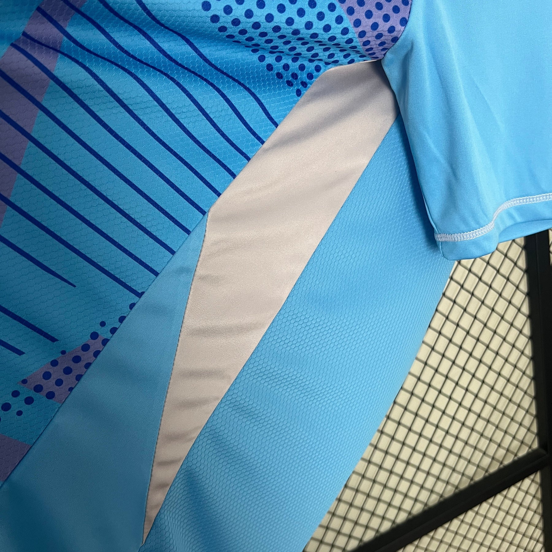 Camiseta Real Madrid 24/25 - Goleiro - tejido y acabado