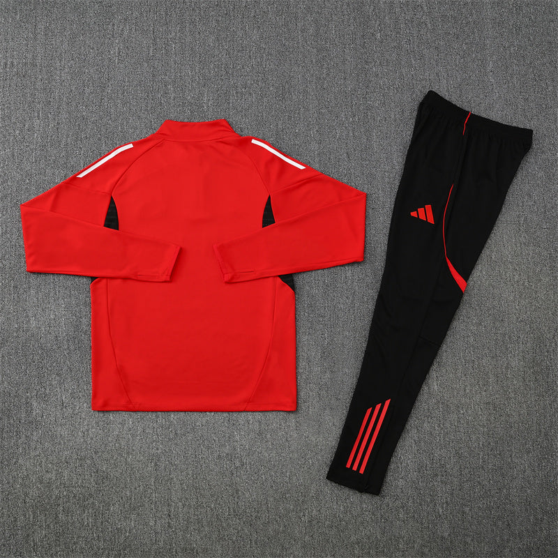Training Suit Manchester United 25/26 Red - Winter - detalle del cuello