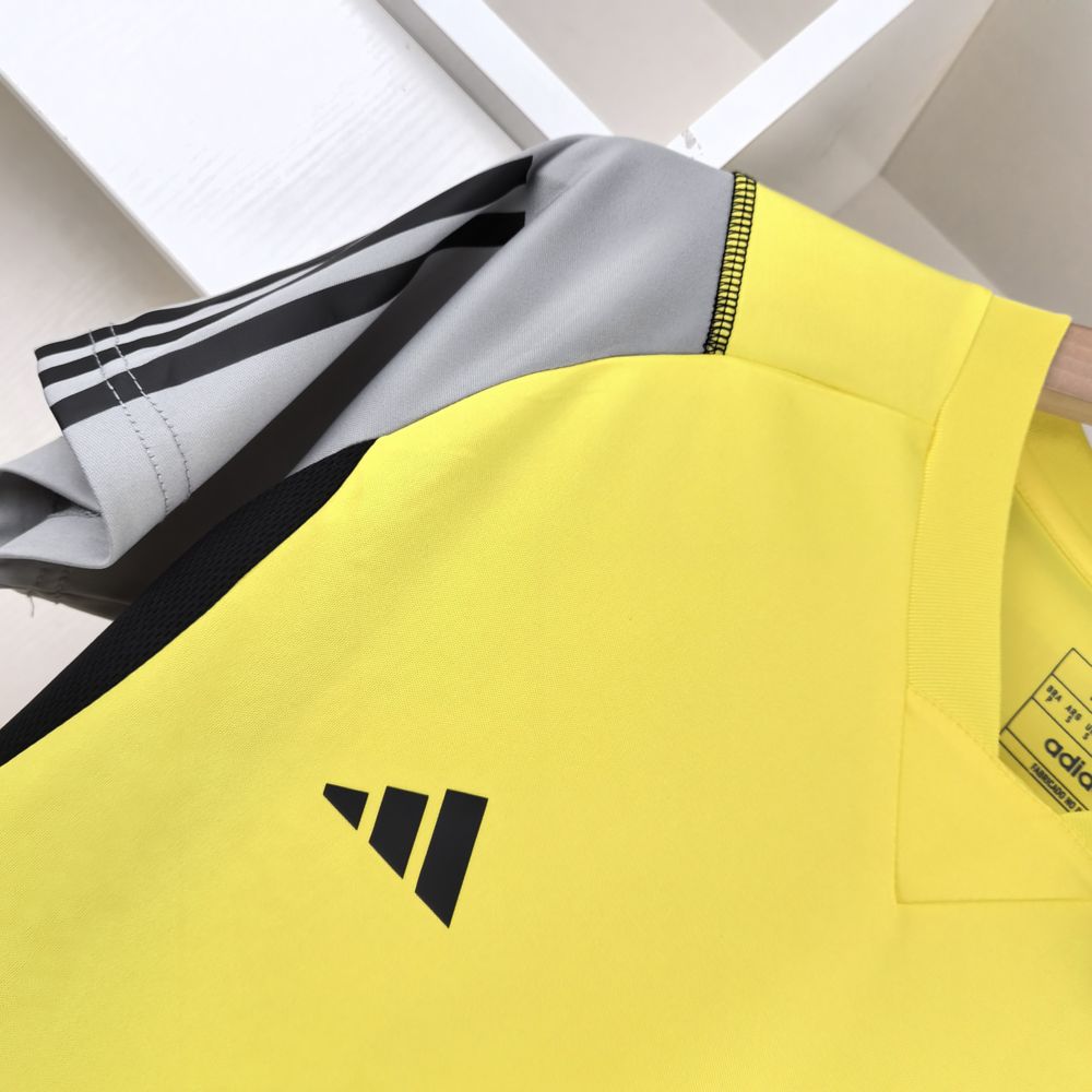 Camiseta 24∕25 Flamengo Treino Femenino - Amarelo - detalle de la manga