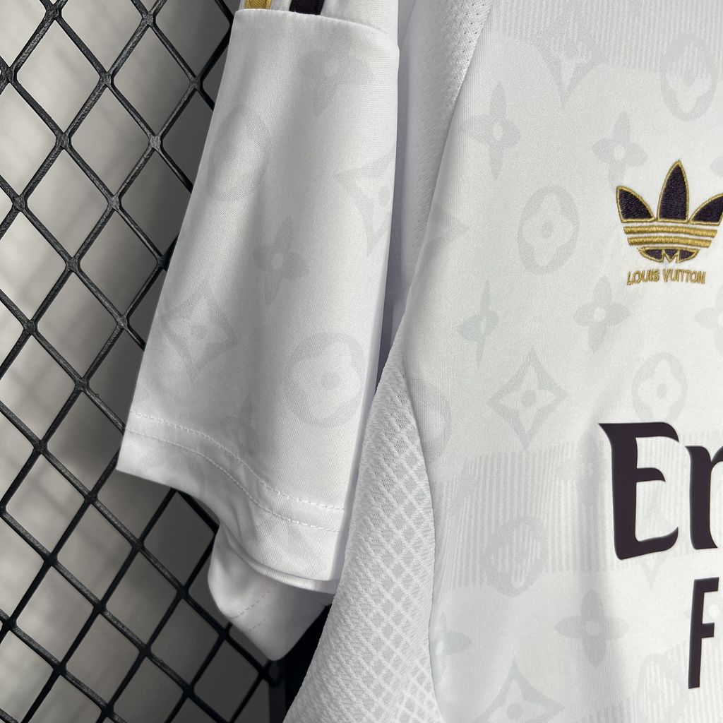 Camiseta Real Madrid 2024/25 LV Co-Branded - detalle de la manga