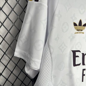 Camiseta Real Madrid 2024/25 LV Co-Branded - detalle de la manga