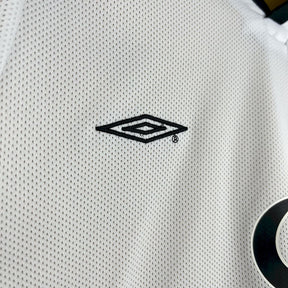 Camiseta do Manchester United  Retrô 2001/02 Centenary Reversible - detalle del cuello