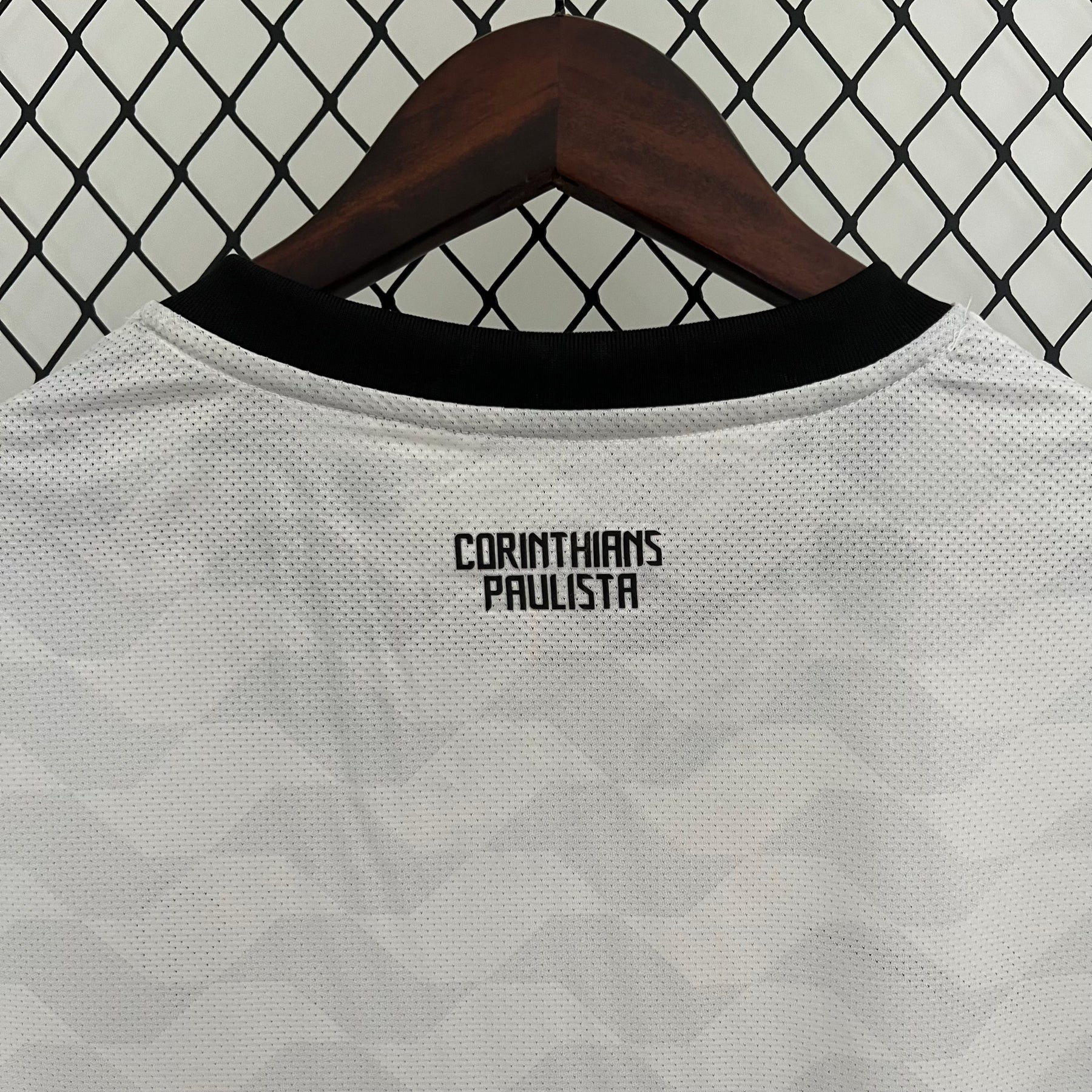 Camiseta Corinthians Retrô 12/13 - Branco - detalle del cuello