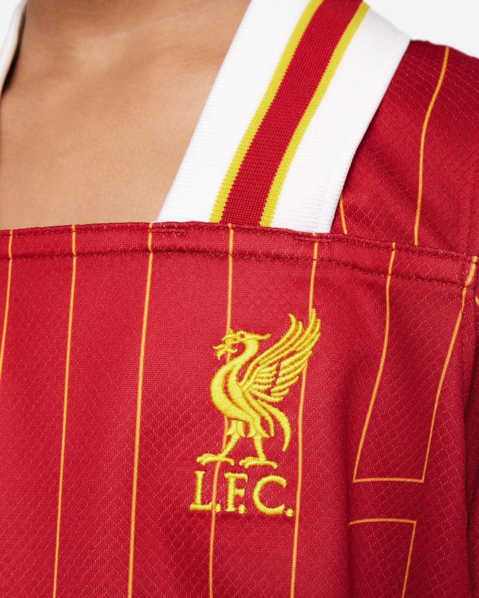 Kids Liverpool l 2024∕25 - detalle del cuello