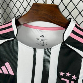 Camiseta Feminina Juventus 25/26 Home - detalle del cuello