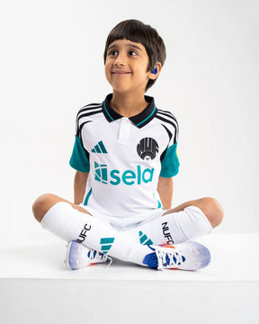 Kids Newcastle 24/25 Third - detalle del cuello