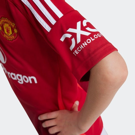 Kids Manchester United l 2024∕25 - detalle del cuello