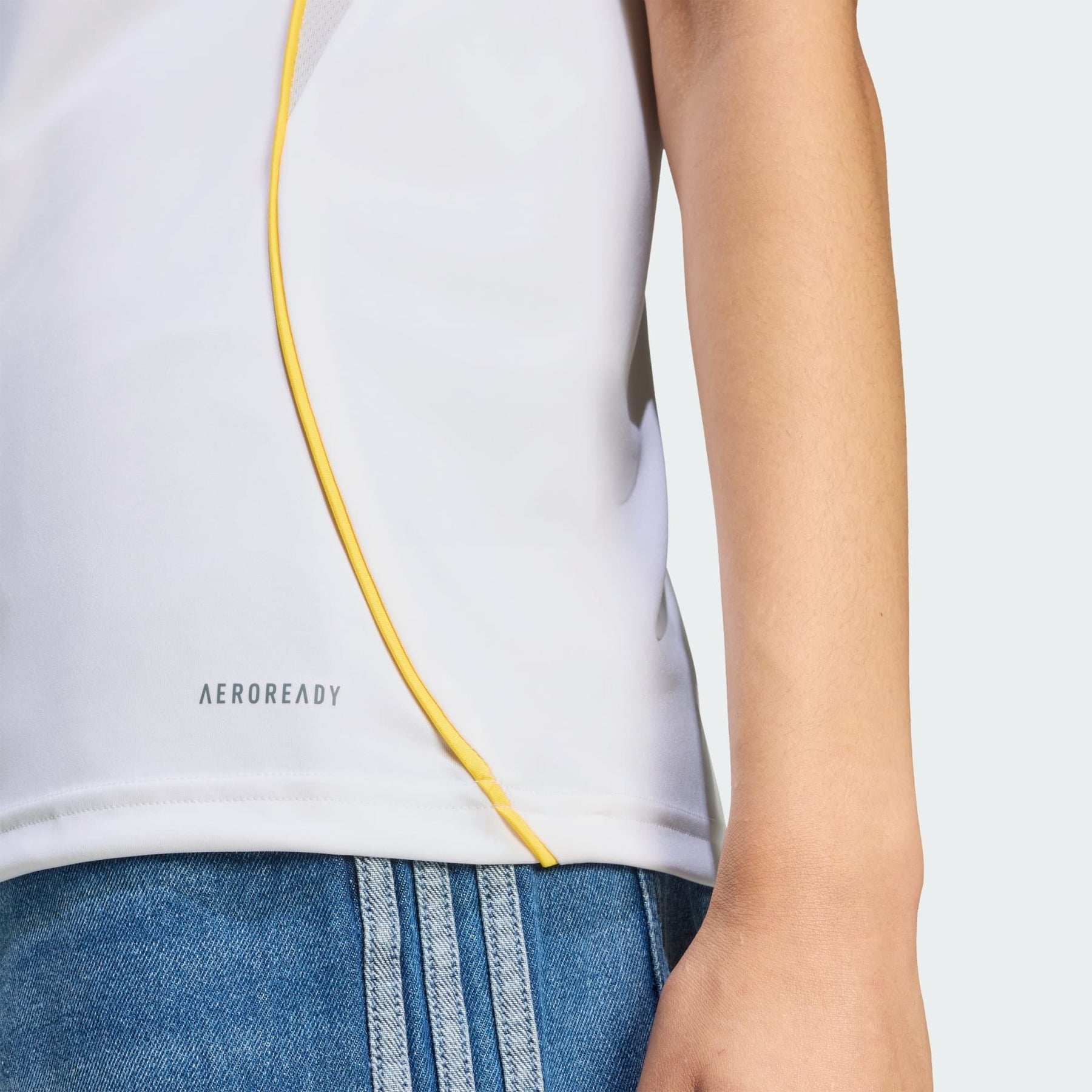 Camiseta 25/26 Real Madrid l Femenino - detalle del cuello