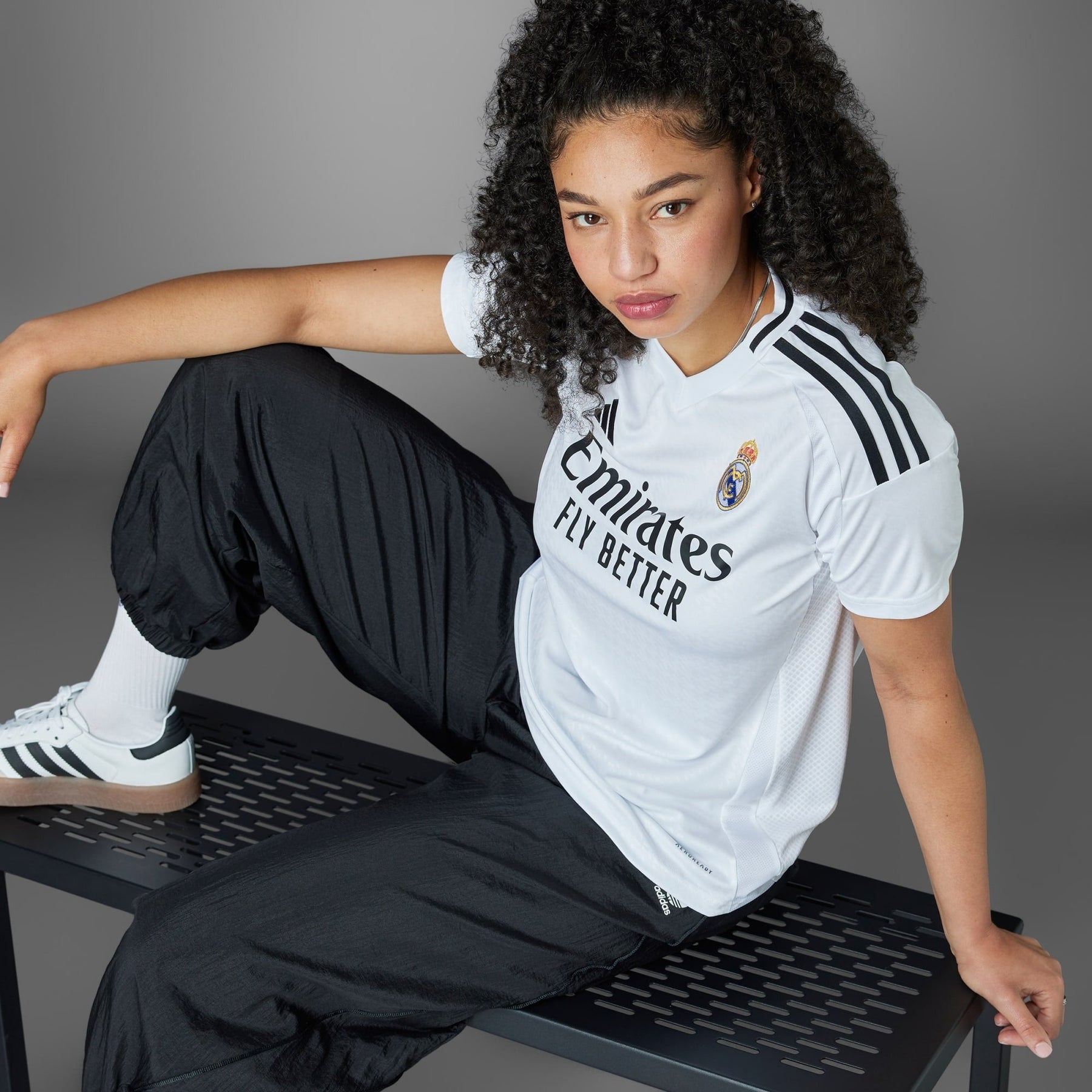 Camiseta 24/25 Real Madrid l Femenino - detalle de la manga
