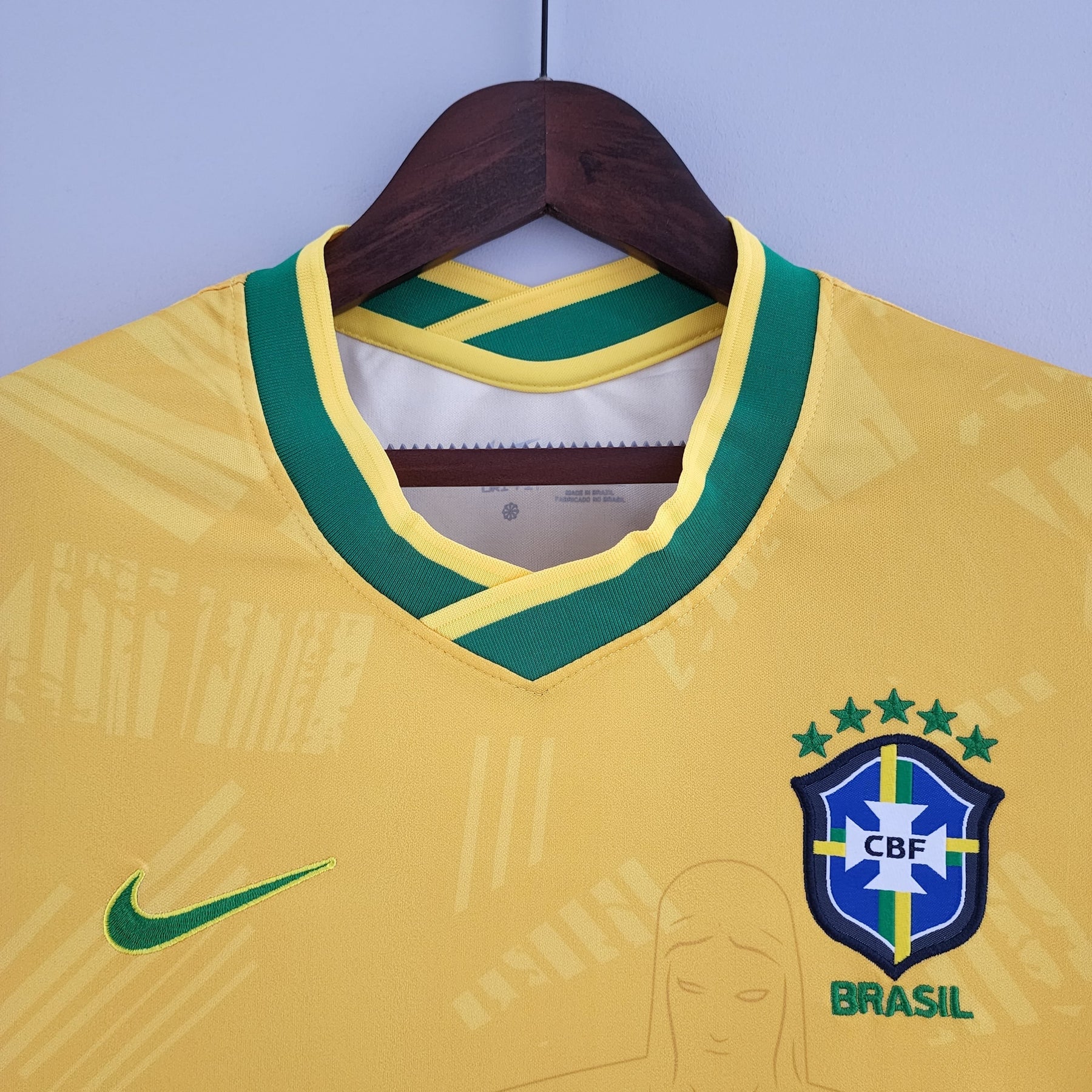 Camiseta Feminina Seleção Brasil Nike - Amarela - Conceito Amarela Rio - detalle del cuello