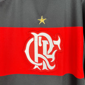 Camiseta Flamengo Retrô 2002 Vermelha e Preta - detalle de la manga
