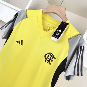 Camiseta 24∕25 Flamengo Treino Femenino - Amarelo - detalle del cuello