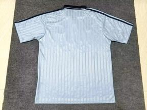 Camiseta Adidas x Oasis - vista trasera