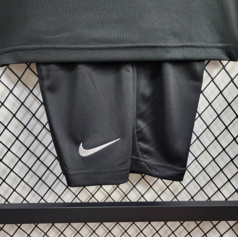 Kids Sporting l 2024∕25- Preto - detalle del cuello