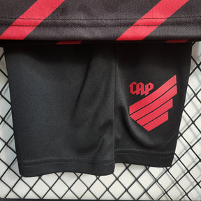 Kids Athletico Paranaense l 2023∕24 Preto-Vermelho - detalle del cuello