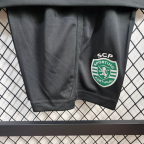 Kids Sporting l 2024∕25- Preto - detalle de la manga