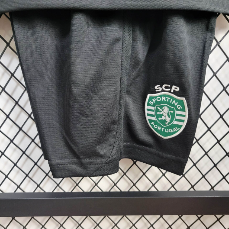 Kids Sporting l 2024∕25- Preto - detalle de la manga