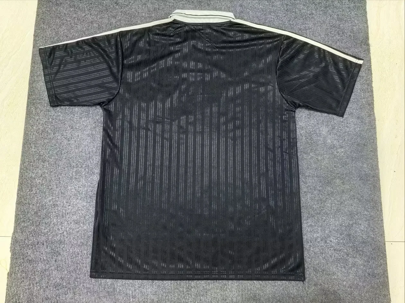 Camiseta Adidas x Oasis - vista trasera