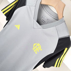 Camiseta 24∕25 Flamengo Treino Femenino - Cinza - detalle del cuello