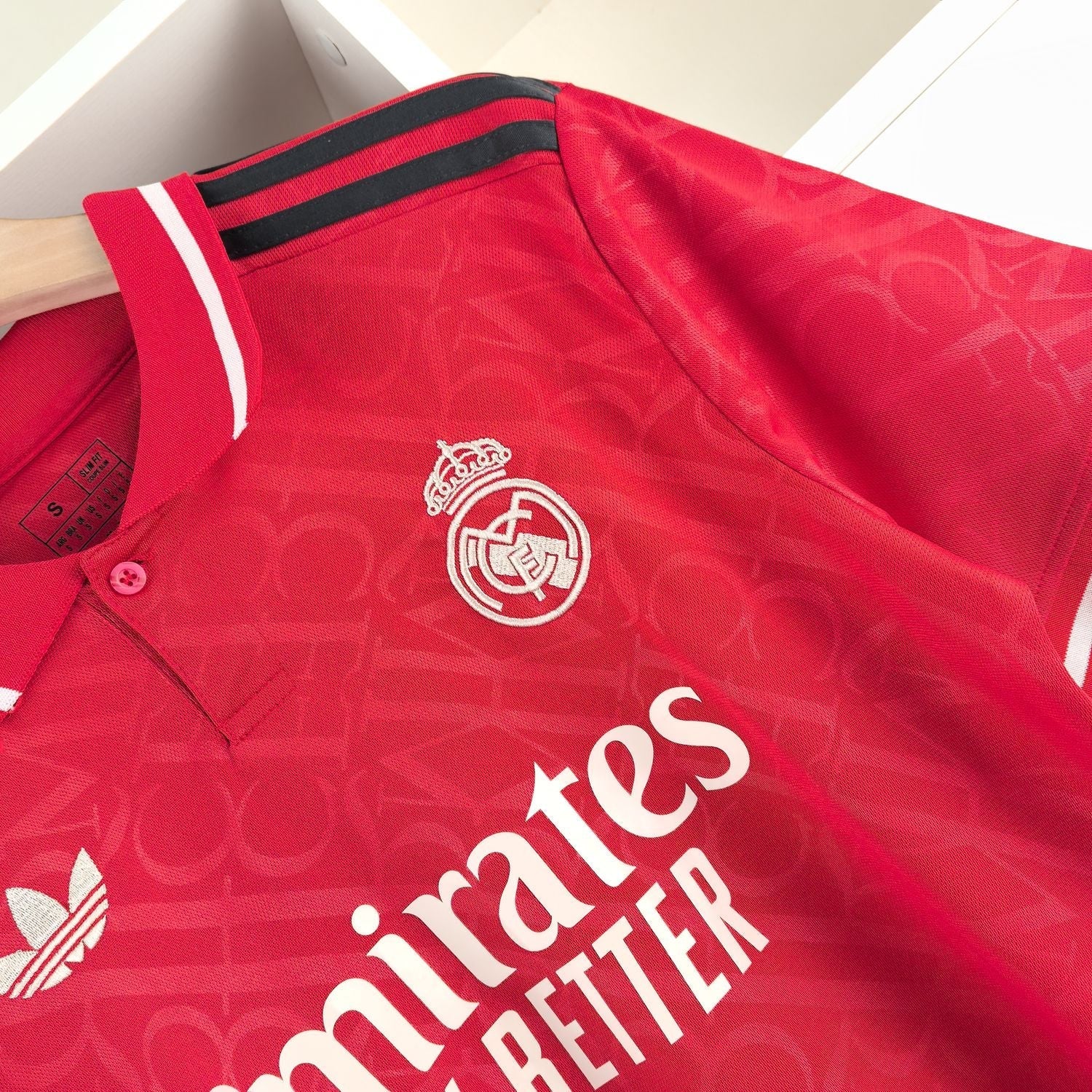 Camiseta 24/25  Real Madrid Red Special - detalle de la manga