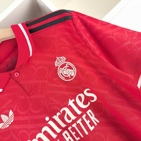 Camiseta 24/25  Real Madrid Red Special - detalle de la manga