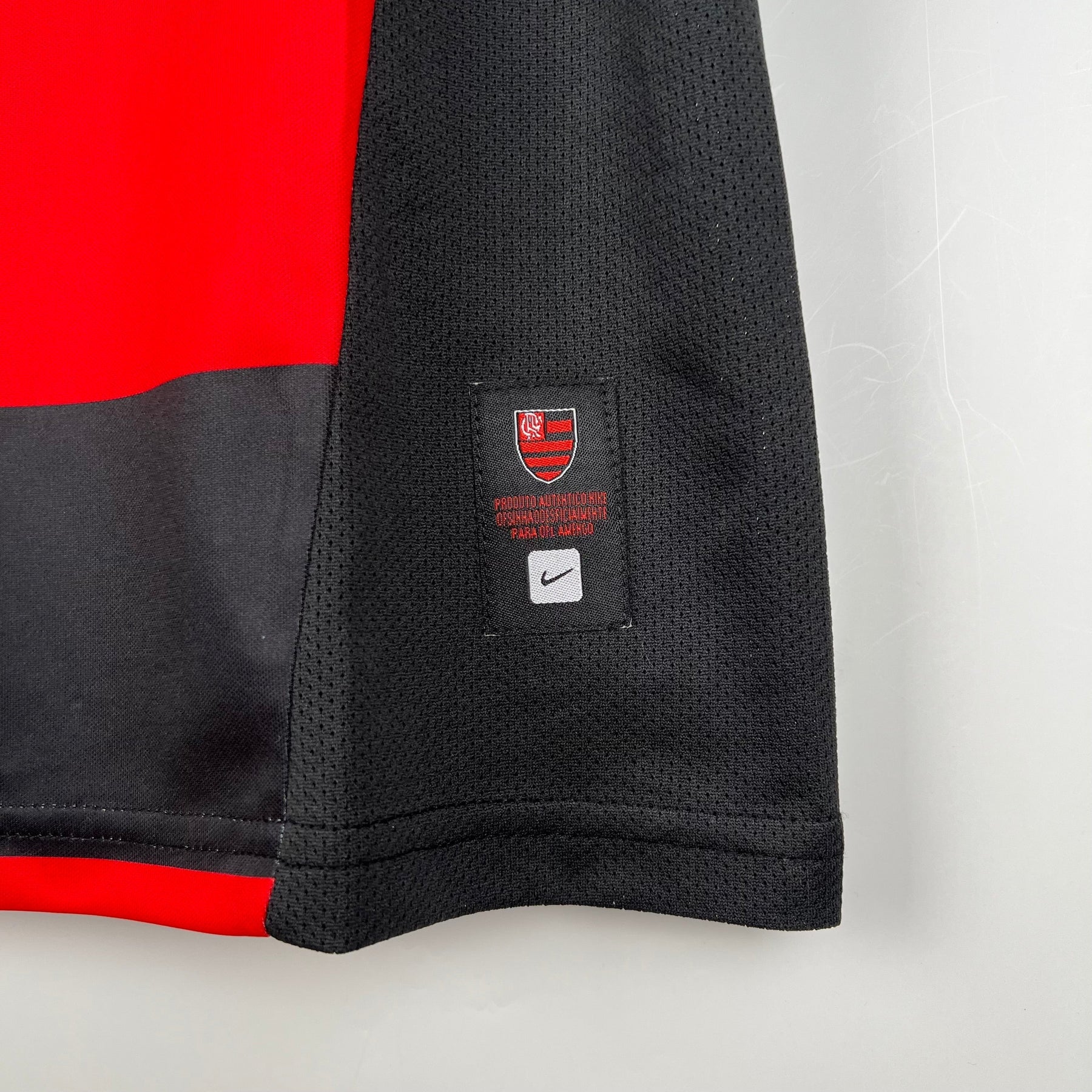Camiseta Flamengo Retrô 2002 Vermelha e Preta - tejido y acabado