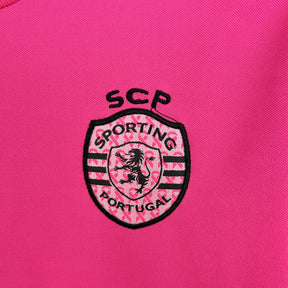 Kids Sporting 2024/25 Pink October - detalle del cuello