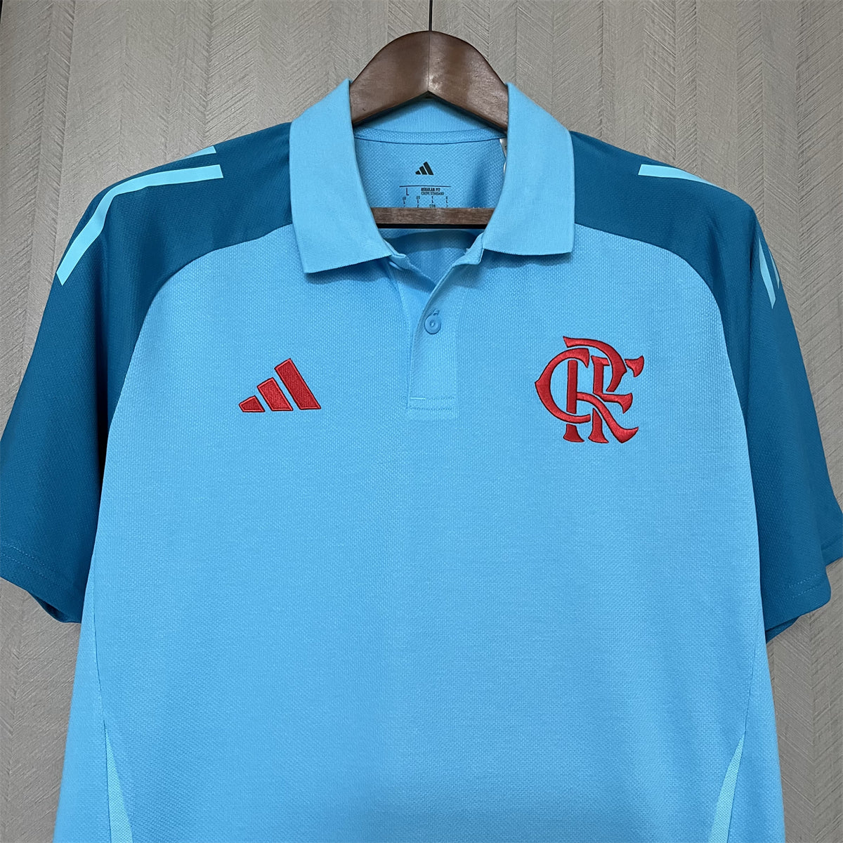 Camiseta Flamengo 25/26 - Polo Azul - detalle de la manga