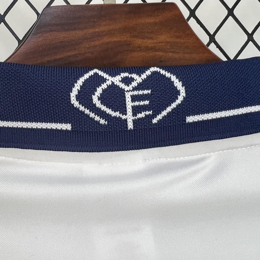 Camiseta do Real Madrid Retrô 2000/01 Home - detalle del cuello
